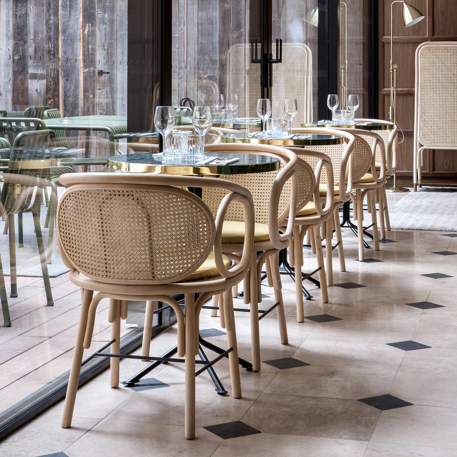 fauteuil en rotin Contour par Orchid Edition dans un restaurant